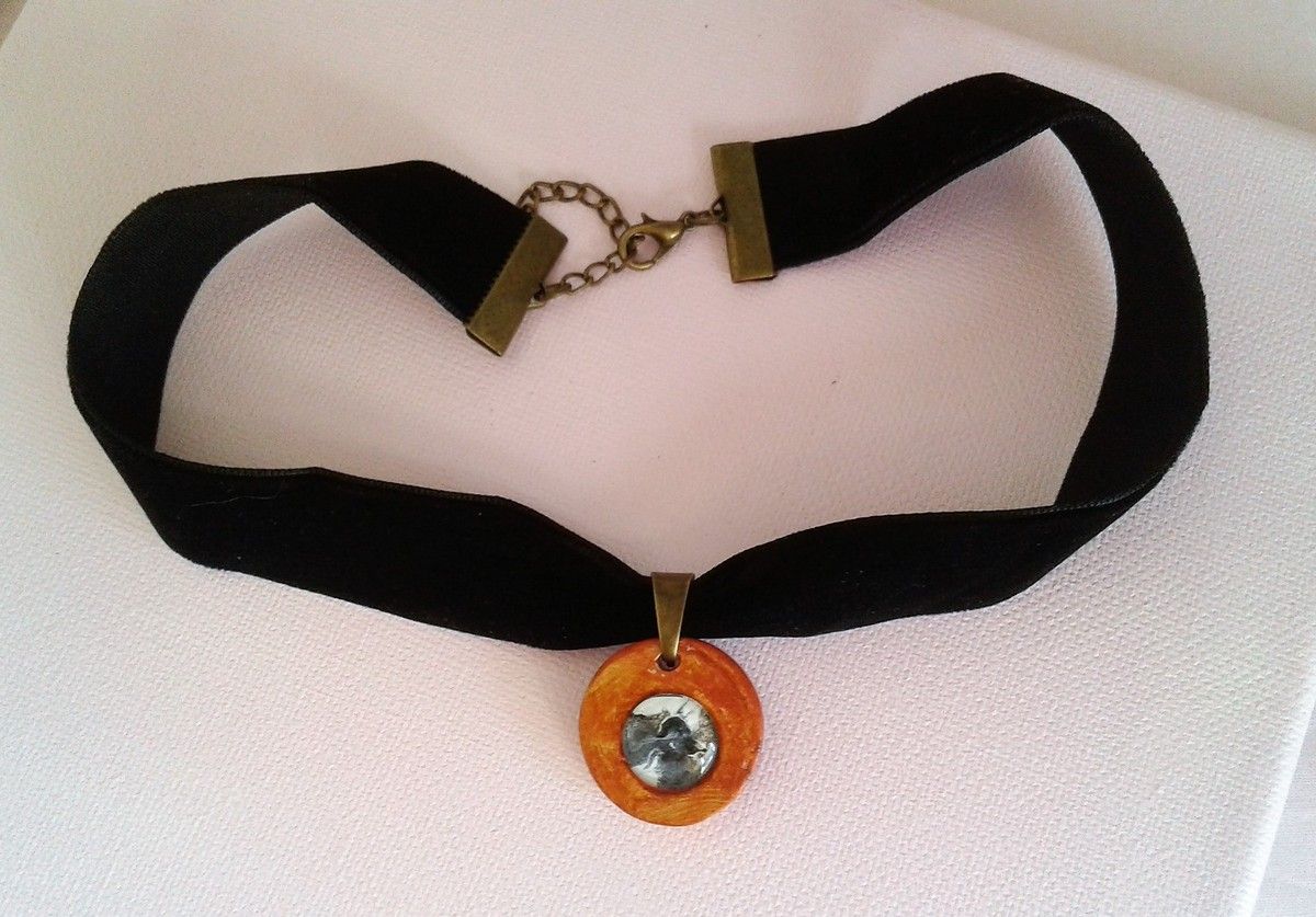pendentif argile rond et cabochon rond verre peints,par artiste,marron, orange et serie noire, lacik,  bik047,ras du cou, velours noir,34x2 cm, chaîne rallonge,fermoir mousqueton,gothique,baroque,metal bronze,bohème,chic,romantique,victorien, creation unique, originale, fait mains, en france