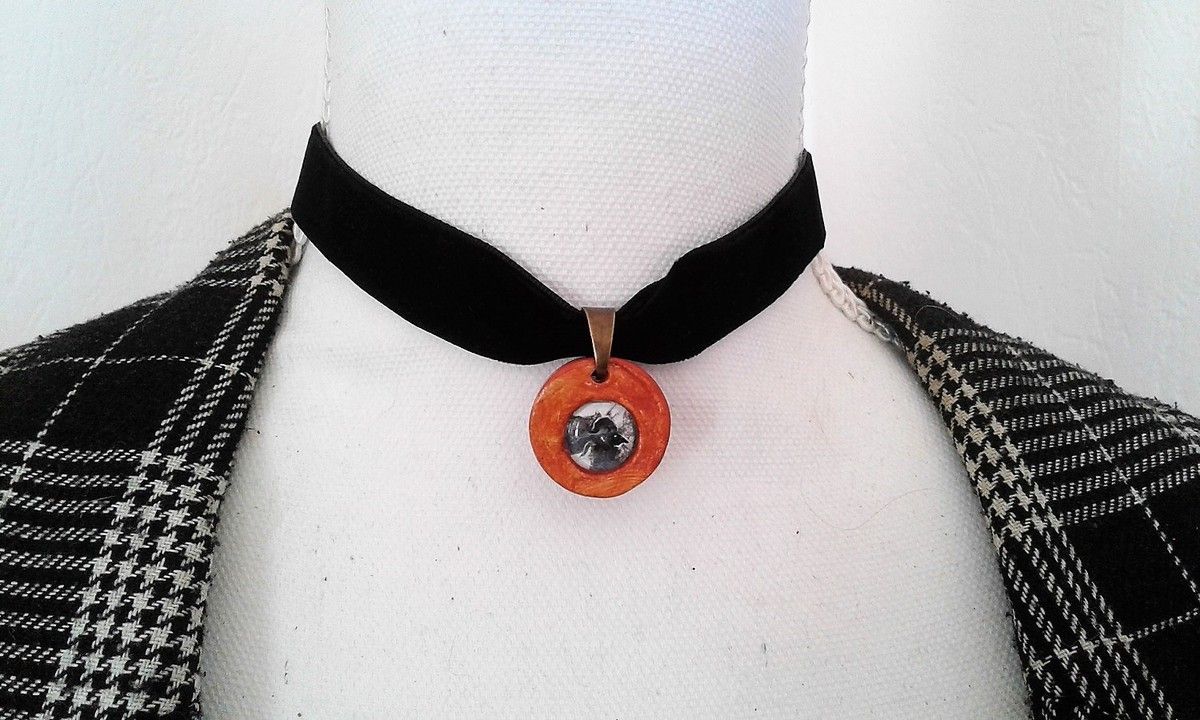 pendentif argile rond et cabochon rond verre peints,par artiste,marron, orange et serie noire, lacik,  bik047,ras du cou, velours noir,34x2 cm, chaîne rallonge,fermoir mousqueton,gothique,baroque,metal bronze,bohème,chic,romantique,victorien, creation unique, originale, fait mains, en france