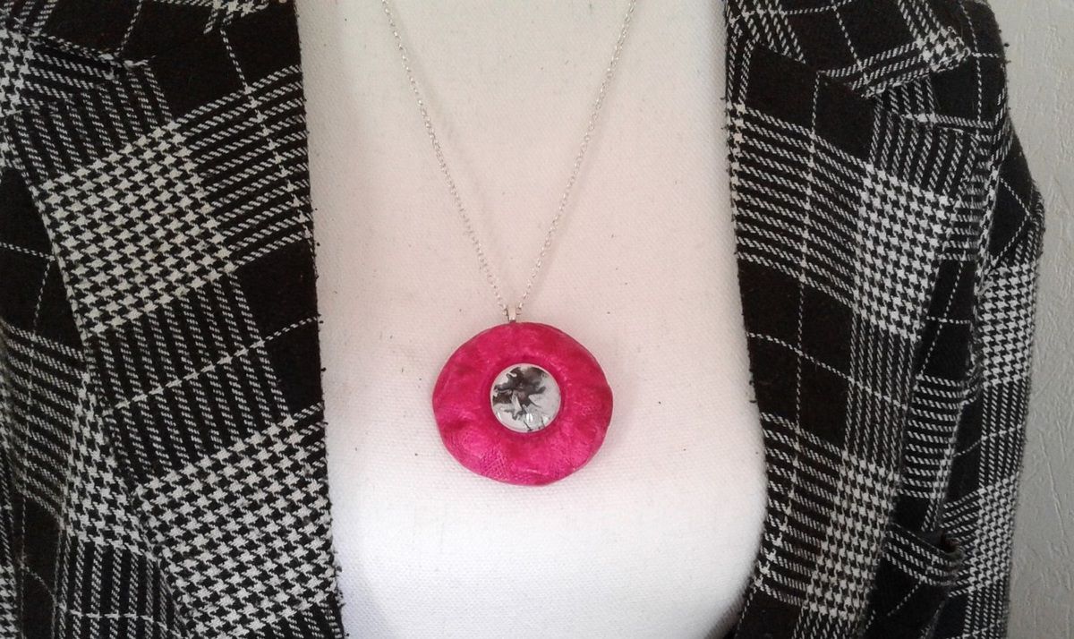 Pendentif fleur en polymère peinture acrylique avec cabochon rond noir et blanc, art contemporain fleuri fantastique,artisanat fait mains en france, chaîne argent 925,boutique de createurs