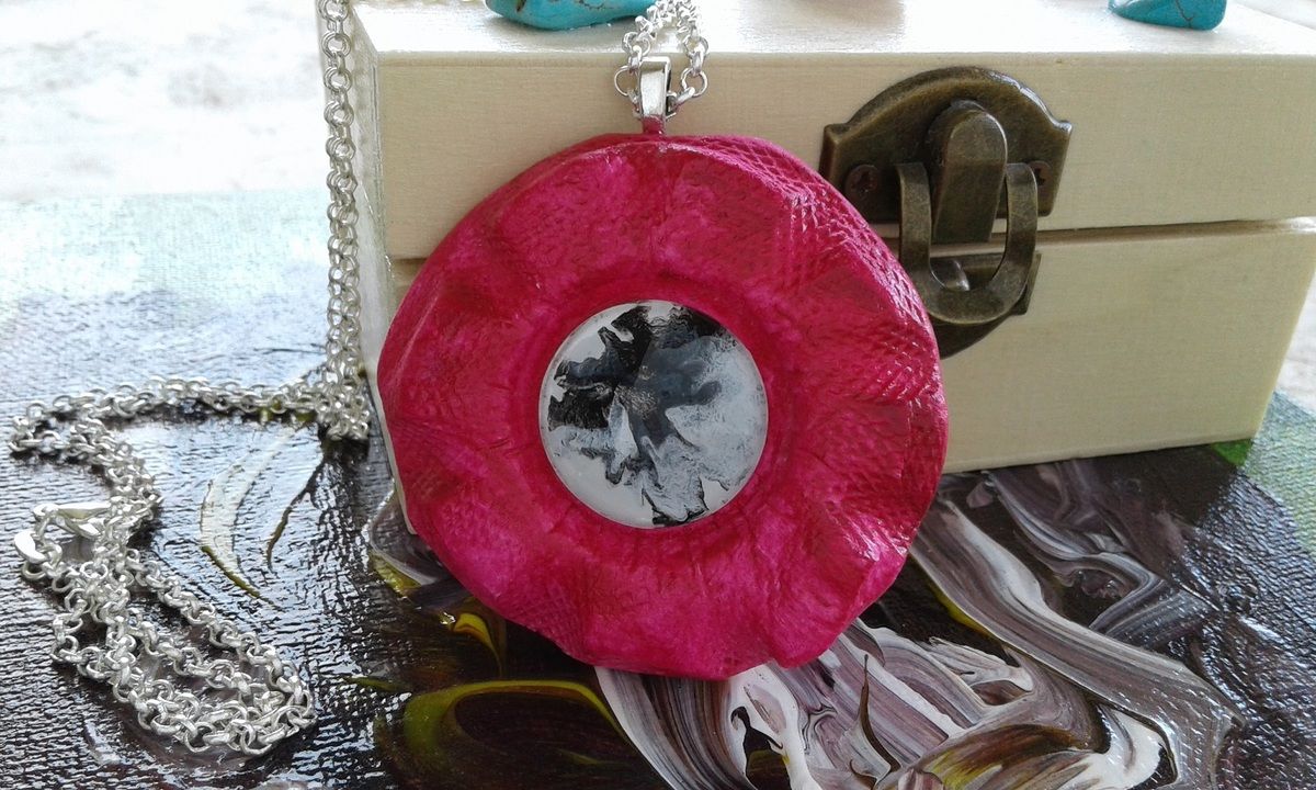 Pendentif fleur en polymère peinture acrylique avec cabochon rond noir et blanc, art contemporain fleuri fantastique,artisanat fait mains en france, chaîne argent 925,boutique de createurs