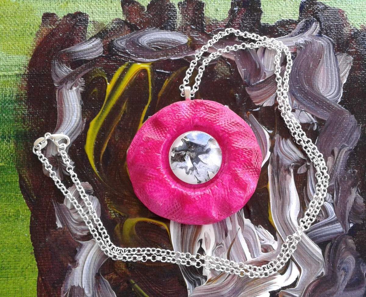 Pendentif fleur en polymère peinture acrylique avec cabochon rond noir et blanc, art contemporain fleuri fantastique,artisanat fait mains en france, chaîne argent 925,boutique de createurs