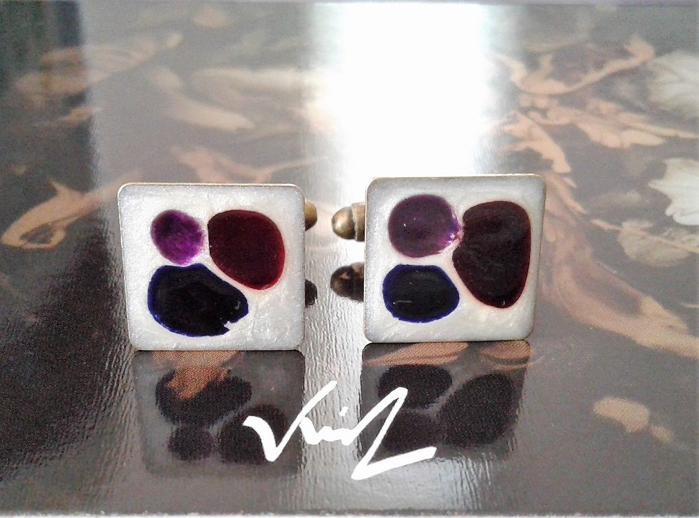 peint par artiste française,boutons manchette carré bronze,nacre bleu blanc rouge fushia,art contemporain modern,gothique boheme hippie