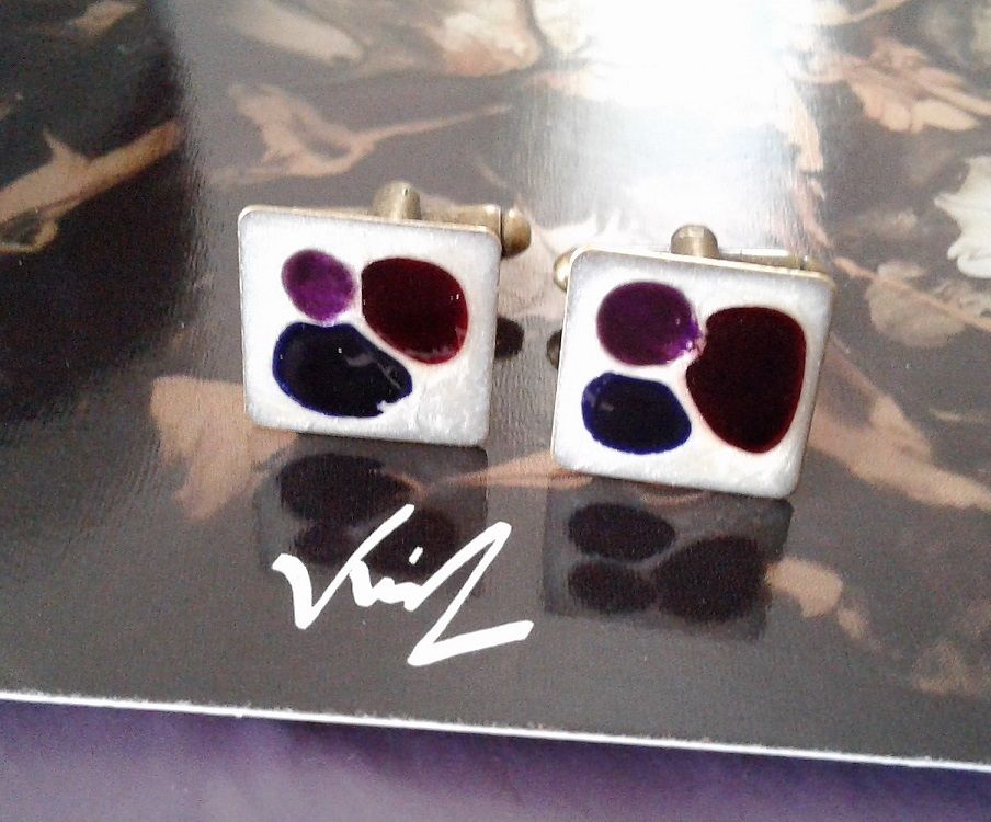 peint par artiste française,boutons manchette carré bronze,nacre bleu blanc rouge fushia,art contemporain modern,gothique boheme hippie  Métal nickel free  J'ai peint ce bijou accessoire à l'atelier de Narbonne.  Osez porter un bijou accessoire atypique, Osez votre différence 