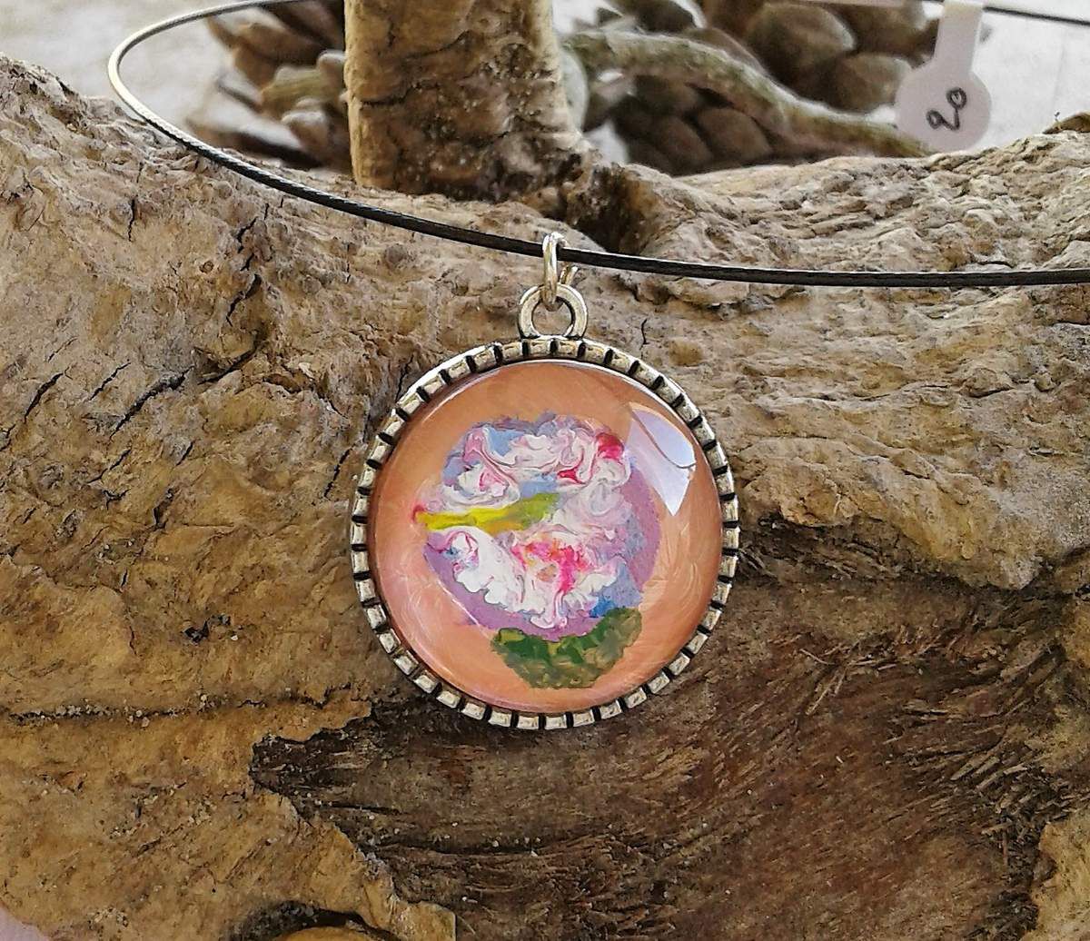 bouquet de fleurs,pendentif peint par artiste,lacik bijou d'art,cordon acier 46 cm gainé noir,fermoir magnetic,cabochon rond verre loupe,rouge rose orange,blanc vert bleu,jaune,mauve,bijou femme gothique,boheme hippie victorien,fantastique
