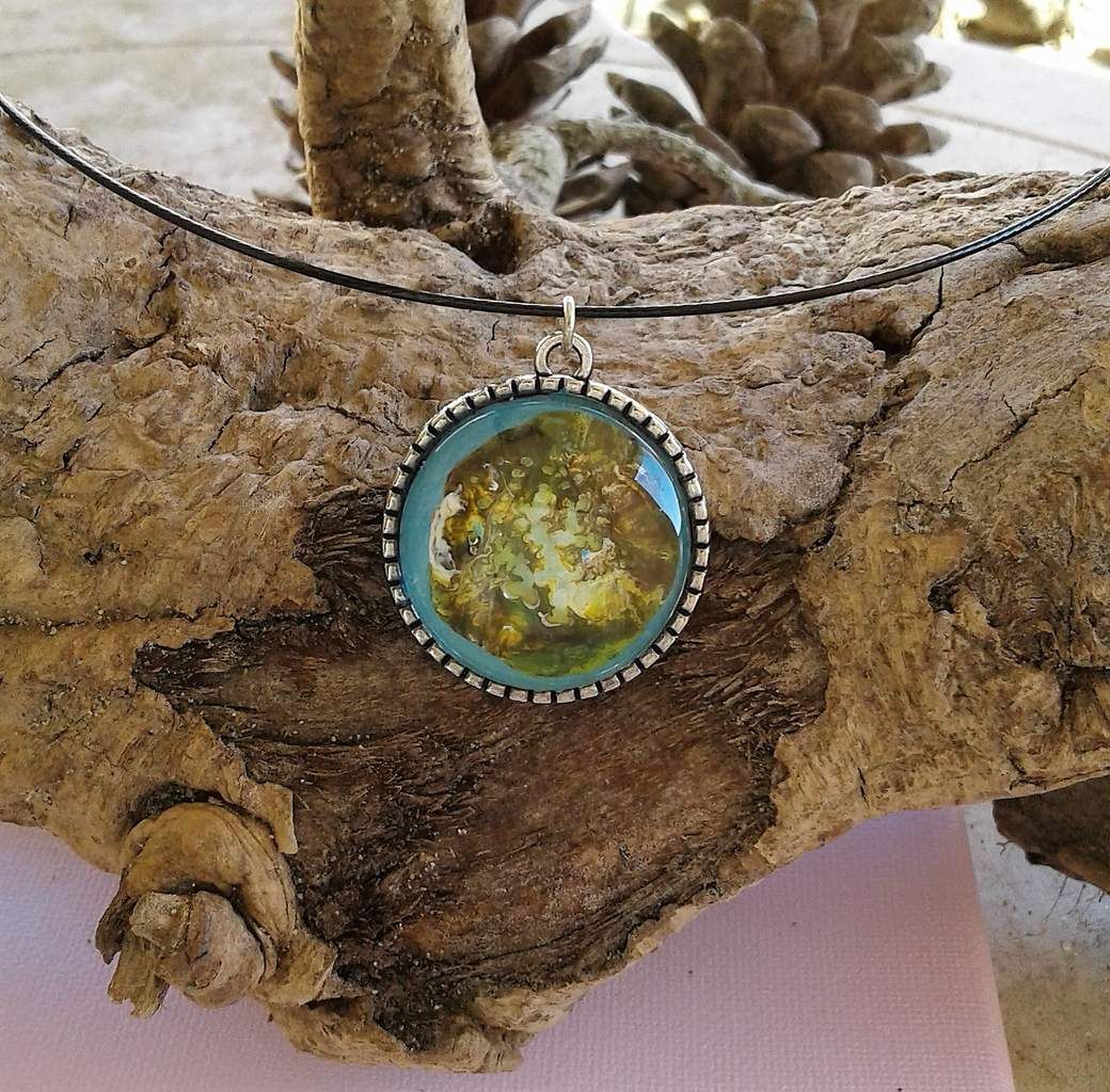 foret d'arbres verts,jaune,blanc,peinture sur bijou d'isabelle krief pour france handi art,pendentif rond verre 25 mm,cordon acier 46 cm gainé noir,fermoir magnétique,bijou gothique boheme edouardien hippie femme homme enfant