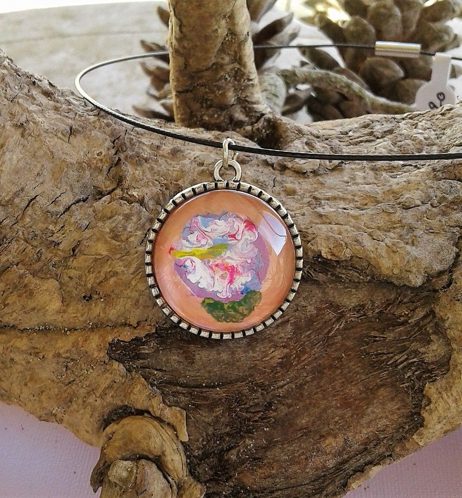 Peinture art contemporain fleuri abstrait,pendentif rond argenté avec cabochon en verre rond,orange rouge bleu violet vert blanc,fait mains en france,bijou art unique,bijou peint,boutique de createurs