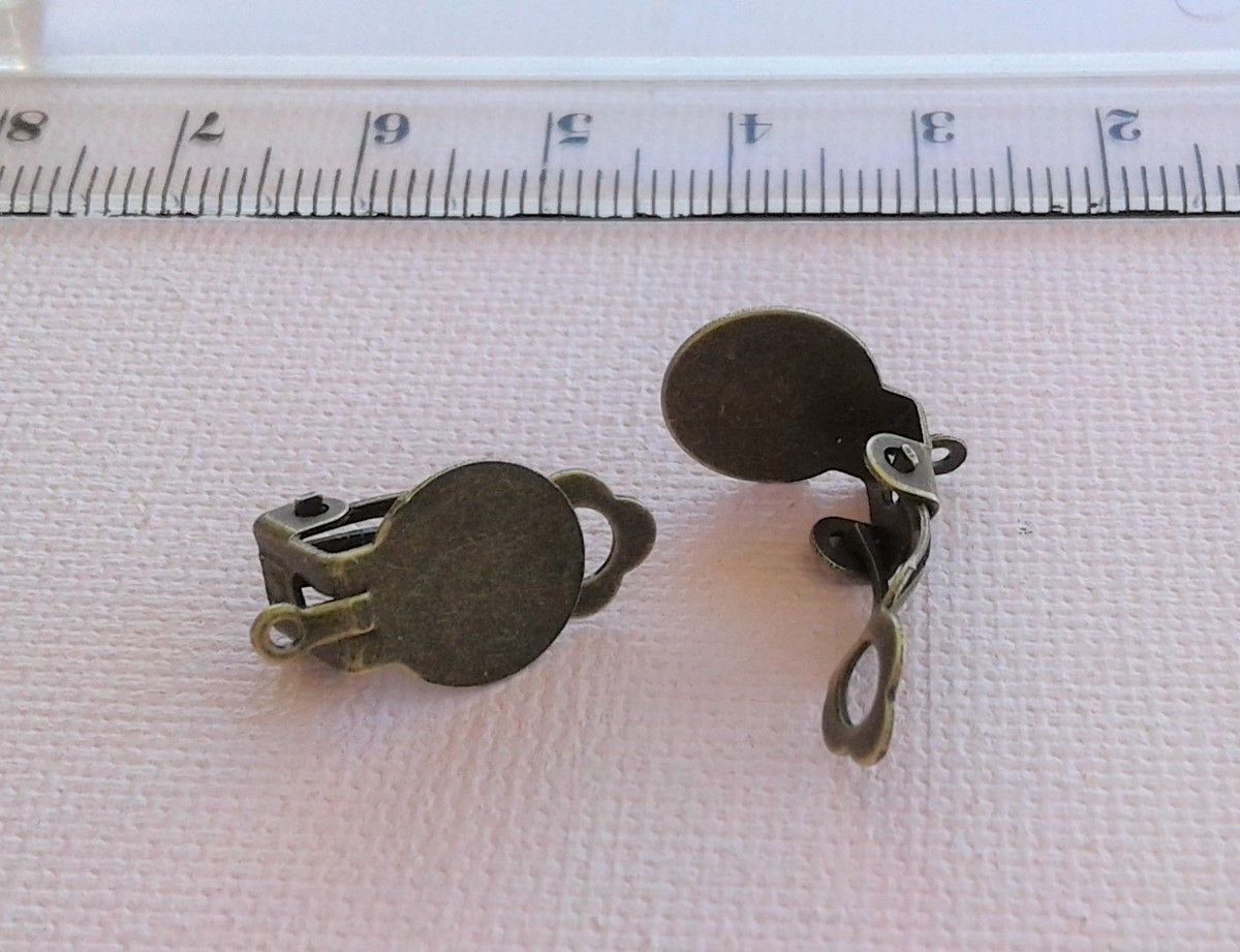 clip oreille non percée,plateau 10 mm,avec anneau passe fil,laiton bronze,  fourniture bricolage mercerie,bijou accessoire décoration,scrapbooking,gothique vintage retro,baroque punk kawaii,boheme victorien edouardien,mode fashion,ateliers du fait mains,art deco art nouveau,moderne contemporain,