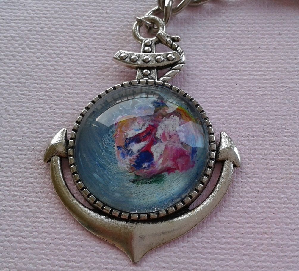 creation unique artiste peintre française,peinture sur bijou accessoire,ancre marine,bleu jaune vert rose,blanc rouge violet orange,cabochon rond 25mm,verre loupe,porte clés bijou de sac,metal argenté inox,fermoir mousqueton,chaînette,cadeau fete anniversaire,homme femme enfant,boheme gothique minimaliste,monde de la mer, des bâteaux environnement,oceans