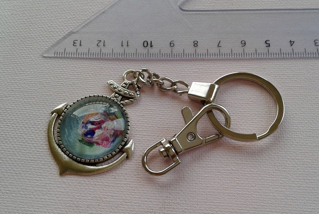 creation unique artiste peintre française,peinture sur bijou accessoire,ancre marine,bleu jaune vert rose,blanc rouge violet orange,cabochon rond 25mm,verre loupe,porte clés bijou de sac,metal argenté inox,fermoir mousqueton,chaînette,cadeau fete anniversaire,homme femme enfant,boheme gothique minimaliste,monde de la mer, des bâteaux environnement,oceans