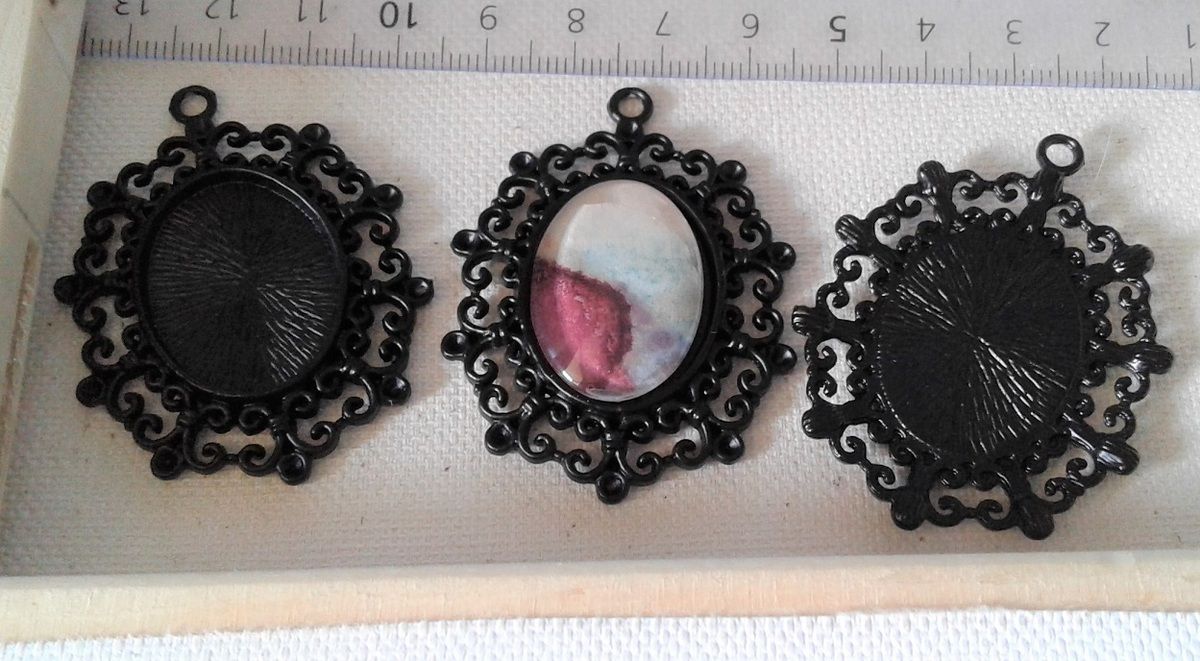 18x25mm,base pendentif connecteur noir,bordure dentelle petits ponts,collage cabochon oval,fond plat,fimo verre image,fourniture bricolage mercerie,diy bijou accessoire montre décoration, scrapbooking,gothique vintage retro,baroque punk kawaii,boheme victorien edouardien,ateliers du fait mains,art deco art nouveau