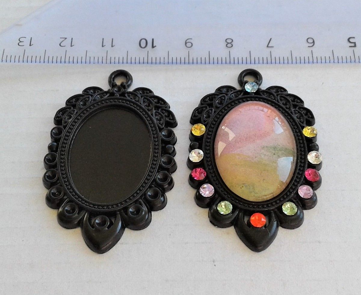 18x25 mm,base pendentif connecteur noir,collage cabochon oval,fond plat,verre image fimo,collage cristal swarovski 3mm,bordure fleur feuillles tombantes,fourniture bijou bricolage mercerie,scrap deco,punk gothique boheme,kawaii fashion mode,pour ateliers du fait mains,victorien edouardien baroque,rococo