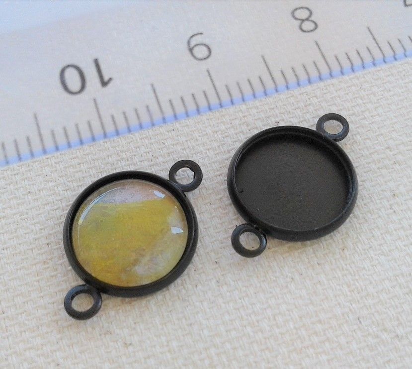 12 mm,base pendentif connecteur noir,2 anneaux,collage cabochon rond,fond plat,verre image fimo,fourniture bijou bricolage mercerie,scrap deco,punk gothique boheme,kawaii fashion mode,pour ateliers du fait mains,victorien edouardien baroque,rococo art nouveau