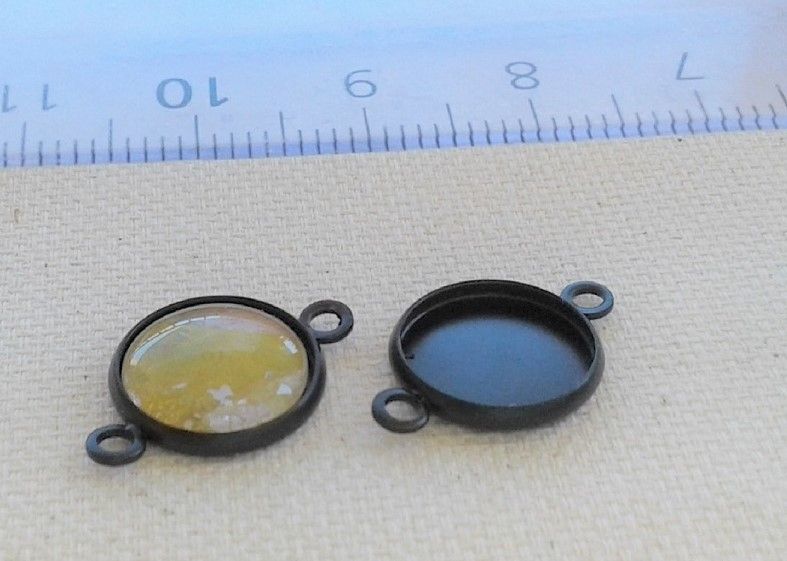 12 mm,base pendentif connecteur noir,2 anneaux,collage cabochon rond,fond plat,verre image fimo,fourniture bijou bricolage mercerie,scrap deco,punk gothique boheme,kawaii fashion mode,pour ateliers du fait mains,victorien edouardien baroque,rococo art nouveau
