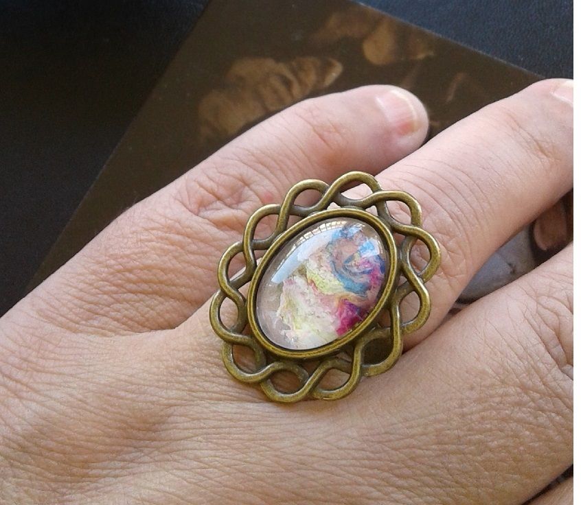 creation originale artiste française,bague bronze ajustable,cabochon oval, peint à la main,fleur jaune bleu rouge,blanc vert mauve,art nouveau fantastique,cadeau bijou femme fille,fête anniversaire ceremonie noel,gothique bohème bobo,victorien edouardien hippie