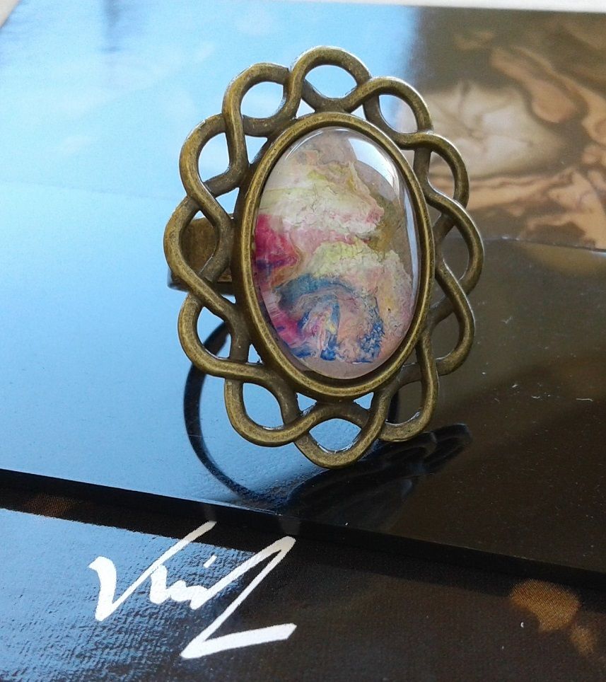 creation originale artiste française,bague bronze ajustable,cabochon oval, peint à la main,fleur jaune bleu rouge,blanc vert mauve,art nouveau fantastique,cadeau bijou femme fille,fête anniversaire ceremonie noel,gothique bohème bobo,victorien edouardien hippie