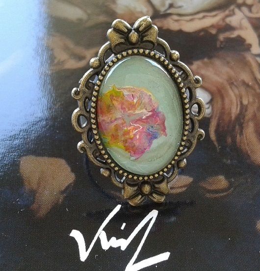 visage amérindien et plumes,creation originale artiste française,bague bronze ajustable,noeuds romantiques kawaii,cabochon oval, peint à la main,jaune bleu rouge blanc,vert rose orange violet, cadeau bijou femme fille,fête anniversaire noel,amour amitié fraternité,ethnique boheme bobo,gothique victorien edouardien,peint à main levée