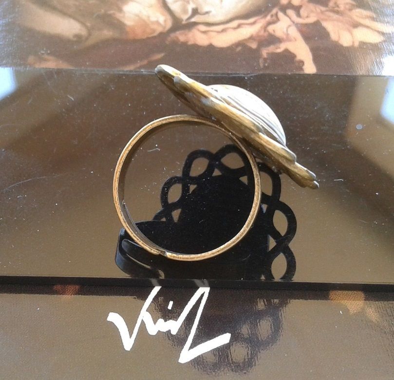 creation originale artiste française,bague bronze ajustable,cabochon oval, peint à la main,fleur jaune bleu rouge,blanc vert mauve,art nouveau fantastique,cadeau bijou femme fille,fête anniversaire ceremonie noel,gothique bohème bobo,victorien edouardien hippie