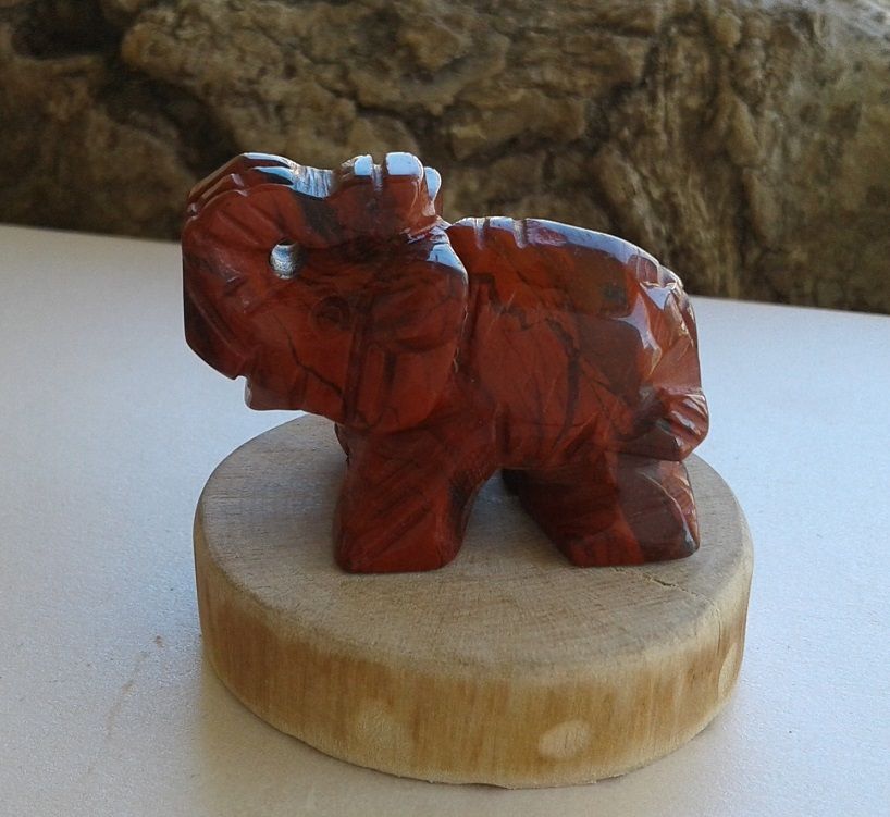 Eléphant jaspe rouge,figurine statuette,pierre gemme semi precieuse,mini sculpture à poser,cadeau fete anniversaire noel,lithotherapie fengshui,croyances gothique edouardien,mythologie force courage,objet art decoration,chambre bureau entree,32 grammes,42x29m
