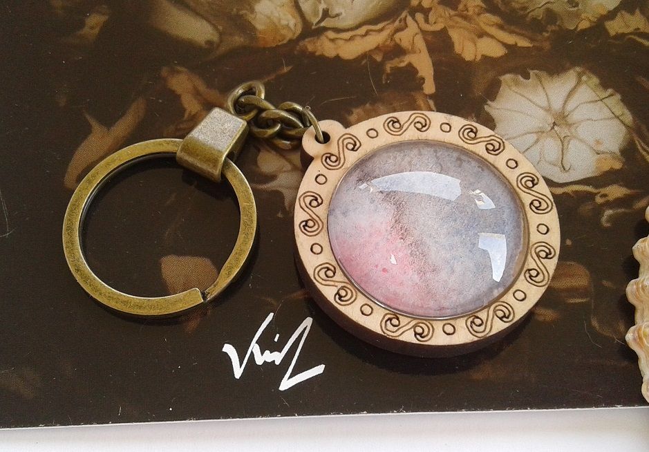 Art portable,porte cle en bois avec cabochon rond 30mm,aquarelle peint par artiste isabelle k,boho bobo gothique,art contemporain abstrait fantastique,cadeau fete anniversaire noel,fait mains en france,rouge bleu beige marron