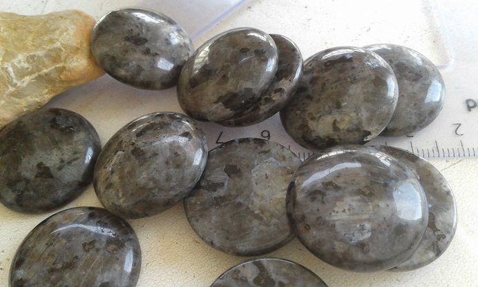 cabochon rond 25mm,larvikite, pierre de lave,magma de norvege,noir gris bleuté,gemme semi precieuse,collage fond plat,diy bijou mercerie,accessoire scrap deco,gothique boho bobo,baroque rococo,art deco art nouveau,cadeau fete anniversaire noel,lithotherapie tendance naturel zen