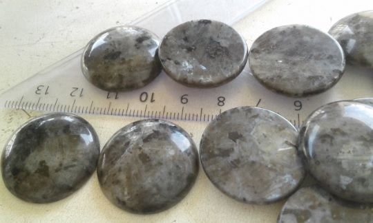 cabochon rond 25mm,larvikite, pierre de lave,magma de norvege,noir gris bleuté,gemme semi precieuse,collage fond plat,diy bijou mercerie,accessoire scrap deco,gothique boho bobo,baroque rococo,art deco art nouveau,cadeau fete anniversaire noel,lithotherapie tendance naturel zen