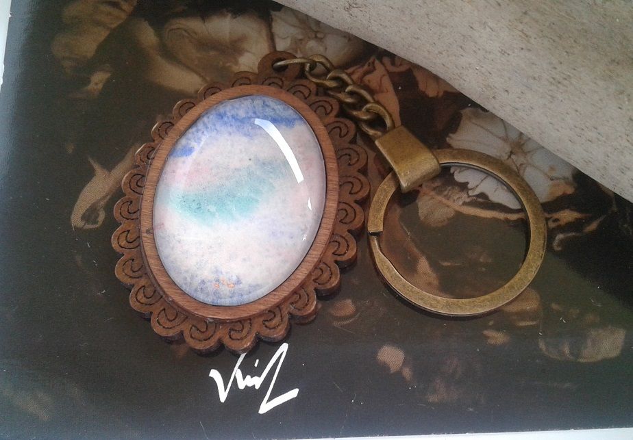Art portable,porte cle en bois fleuri avec cabochon oval 30x40mm,aquarelle peint par artiste isabelle k,boho bobo gothique,art contemporain abstrait fantastique,cadeau fete anniversaire noel,fait mains en france,rose bleu marron