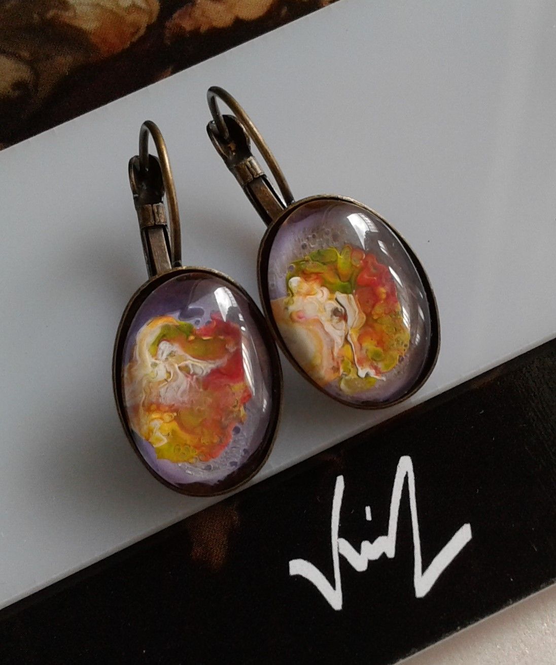 peint artiste française,dormeuses ovales,violet orange rose jaune,rouge vert patine blanc,boucles oreilles percées,bijou bobo boho fleuri,gothique victorien edouardien,bijou peint fantastique,original unique,fait mains en france,peinture sur bijou, atypique rare artistique