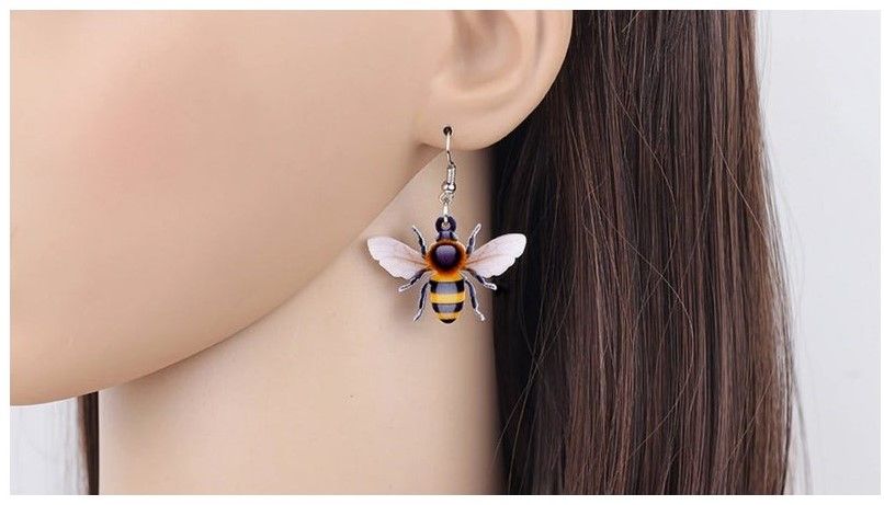 Boucles oreilles acrylique,abeilles insectes volants,jaune marron blanc noir,crochets acier inoxydable,steam punk gothique edouardien,bobo boho fashion mode,bijou femme homme unisexe,cadeau fete anniversaire noel,minimaliste animal ,sauvez les abeilles,art realiste surrealiste,art moderne contemporain,art deco,figuratif
