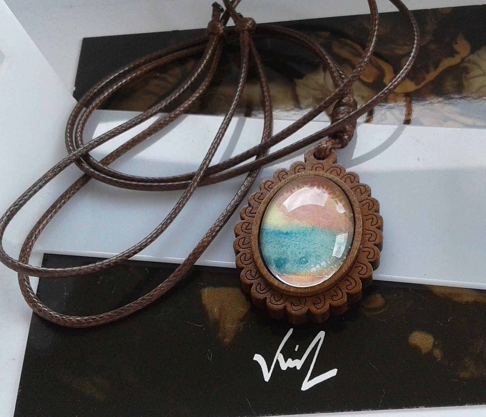 peint artiste française,collier fleur bois,cordon coton,aquarelle lacik originale,bleu rouge marron,rose orange jaune,pendentif oval verre,fait mains en france,bijou homme femme,cadeau fete anniversaire,bobo boho gothique,art moderne abstrait art deco,durable ecolo tendance fashion
