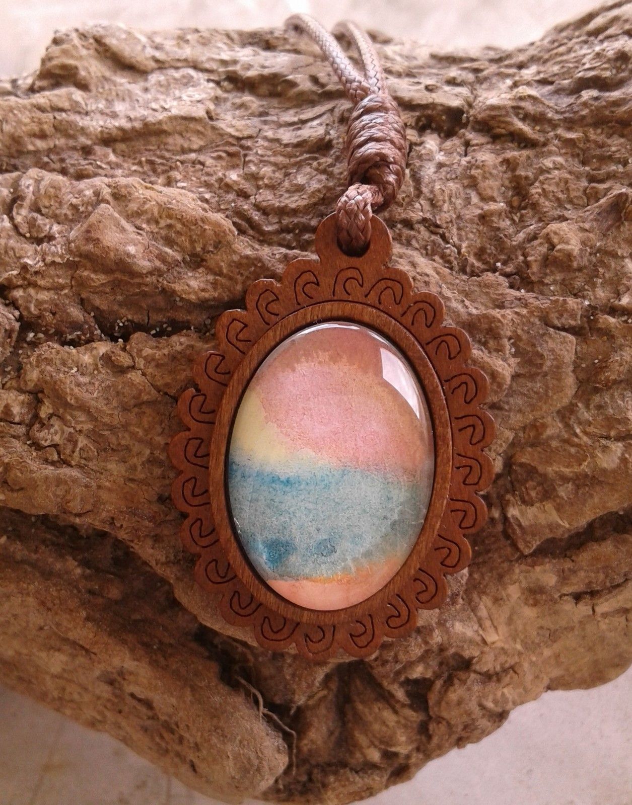 peint artiste française,collier fleur bois,cordon coton,aquarelle lacik originale,bleu rouge marron,rose orange jaune,pendentif oval verre,fait mains en france,bijou homme femme,cadeau fete anniversaire,bobo boho gothique,art moderne abstrait art deco,durable ecolo tendance fashion