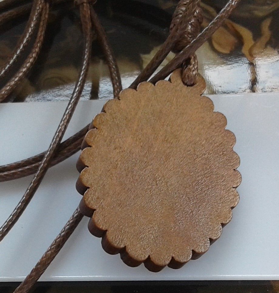 peint artiste française,collier fleur bois,cordon coton,aquarelle lacik originale,bleu rouge marron,rose orange jaune,pendentif oval verre,fait mains en france,bijou homme femme,cadeau fete anniversaire,bobo boho gothique,art moderne abstrait art deco,durable ecolo tendance fashion