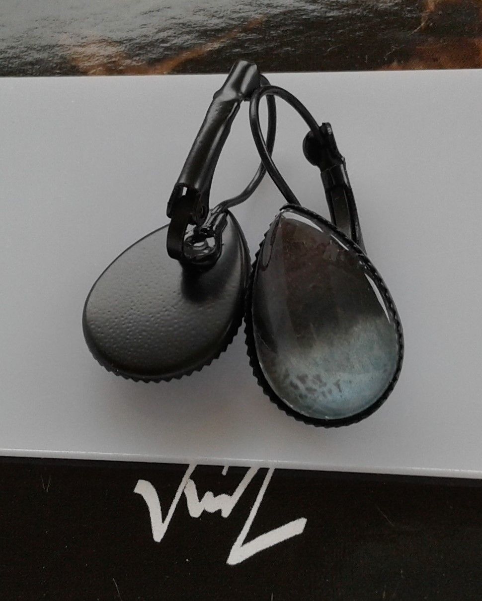 Aquarelle art abstrait contemporain bleu noir, dormeuses gouttes en laiton avec cabochons en verre, création isabelle krief artiste peintre francaise,cadeau fete anniversaire,bijou femme homme unisex lgbt,boho bobo gothique,boutique de createurs,narbonne occitanie france