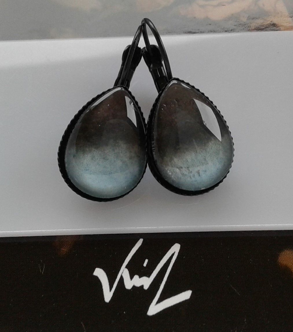 Dormeuses gouttes bleu noir,aquarelle originale d isabelle krief,artiste française,fait mains en france,boucle oreille percé,cadeau fete anniversaire,bijou femme,boheme bobo gothique,art nouveau moderne abstrait, victorien edouardien artdeco,fashion baroque rococo