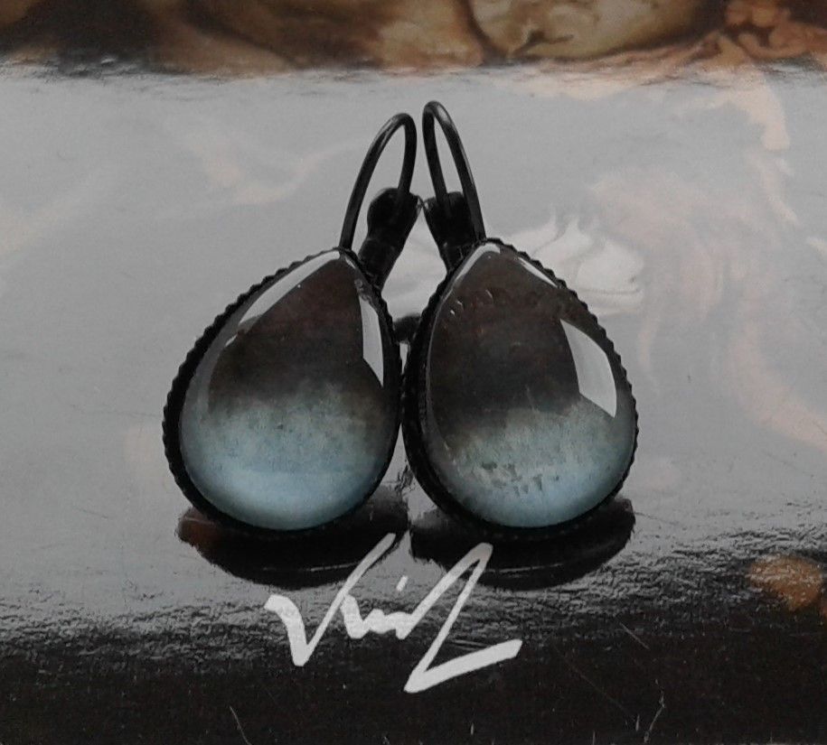 Aquarelle art abstrait contemporain bleu noir, dormeuses gouttes en laiton avec cabochons en verre, création isabelle krief artiste peintre francaise,cadeau fete anniversaire,bijou femme homme unisex lgbt,boho bobo gothique,boutique de createurs,narbonne occitanie france