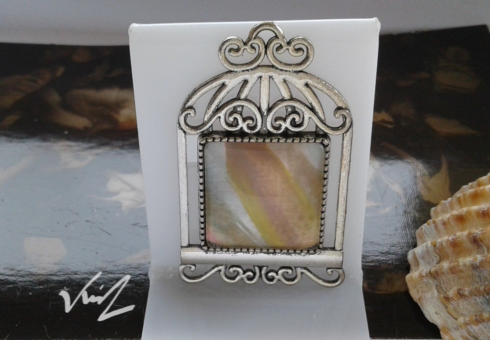 fait mains en france,broche argente cage oiseaux,fermoir epingle,aquarelle originale isabellek,artiste peintre francaise,beige marron orange vert,rose jaune vert orange,cabochon carré 20mm,bijou accessoire,bobo boho gothique,baroque rococo oriental,cadeau fete anniversaire noel,fashion contemporain kawaii,edouardien punk fashion