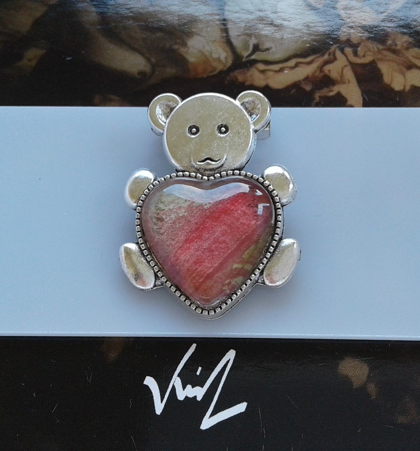 Fait mains en france, par artiste peintre,aquarelle originale isabelle k,rouge vert,broche ourson laiton argente,fermoir epingle,cabochon coeur 20mm,bijou femme fille,boho bobo gothique,mode fashion,edouardien contemporain,art deco moderne,cadeau fete anniversaire,baroque