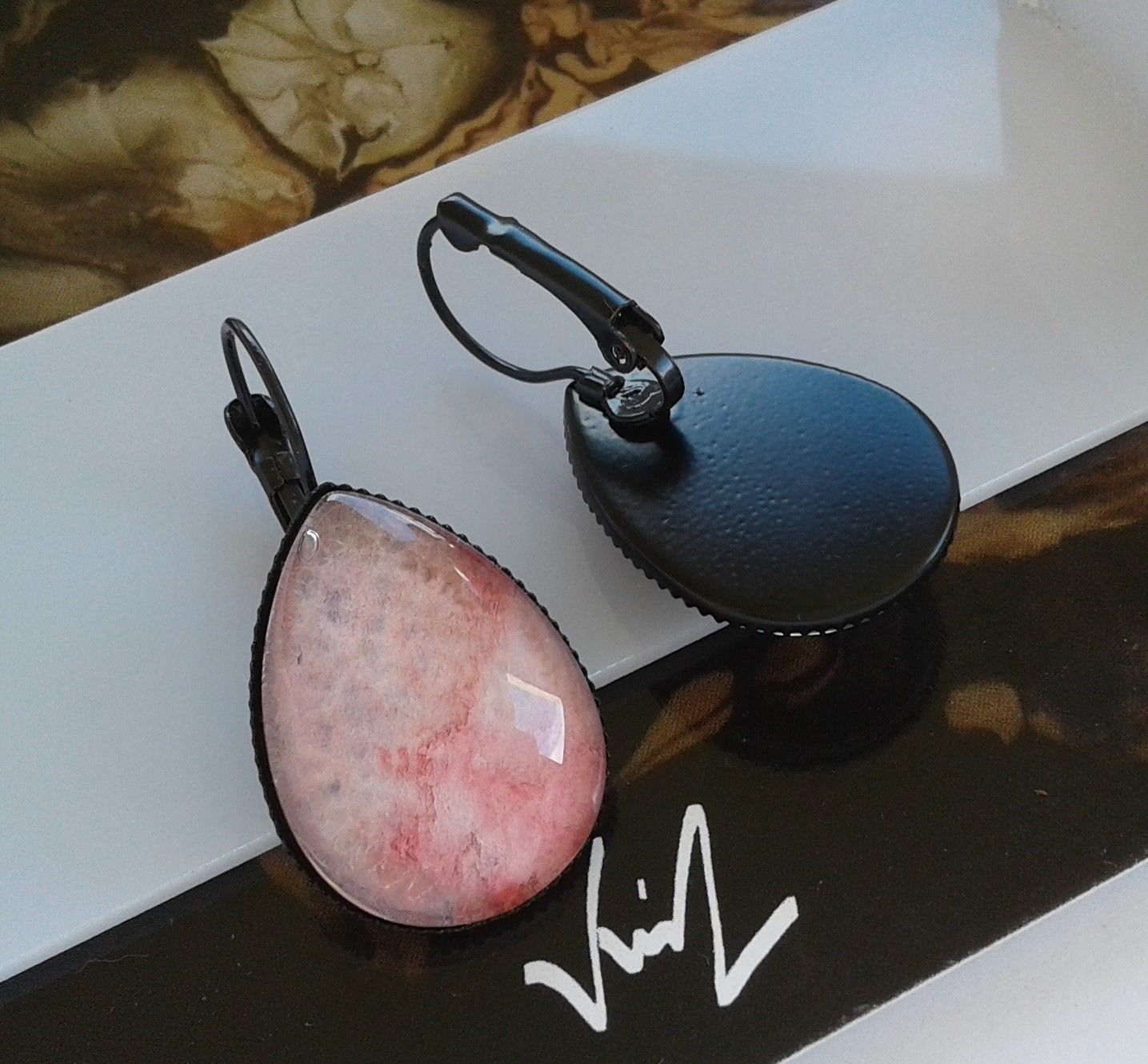 Aquarelle originale art contemporain,boucles oreilles dormeuses cabochons gouttes en verre,bijou d art unique,isabelle krief creations,cadeau fete anniversaire noel,rouge rose noir, fait mains en france,boutique de createurs,artistes narbonne occitanie