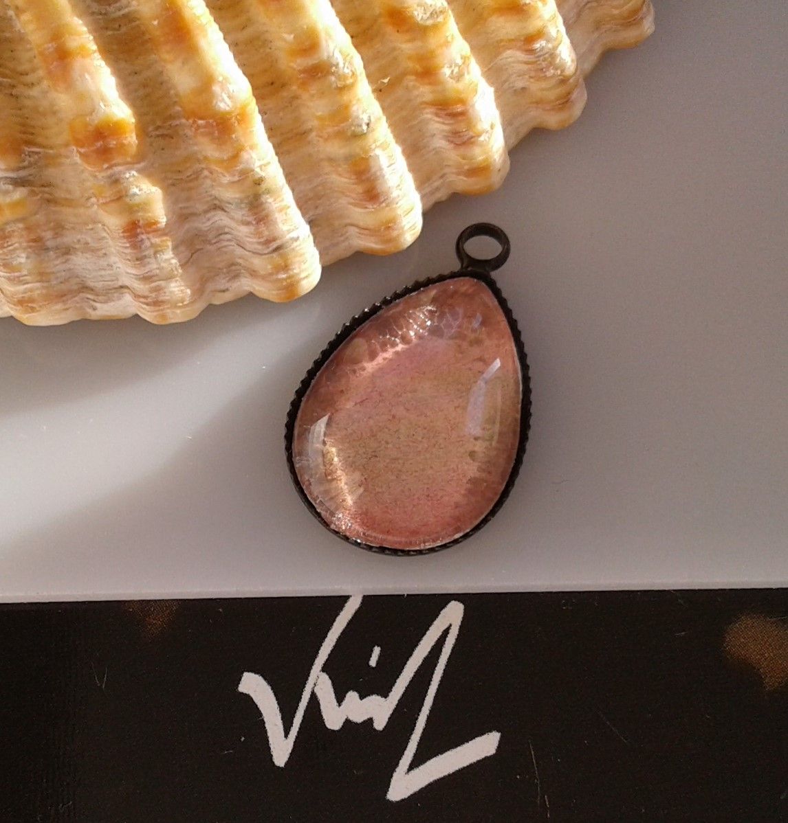 Fait mains en france, par artiste peintre,aquarelle originale isabelle k,rose,pendentif laiton noir,cabochon goutte 13x18mm,fourniture diy bijoux,boho bobo gothique,fashion punk,edouardien art deco,cadeau fete anniversaire,victorien baroque