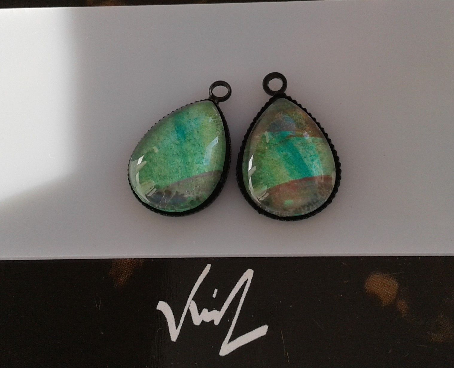 Fait mains en france, par artiste peintre,aquarelle originale isabelle k,vert rouge,2 pendentifs laiton noir,cabochons gouttes 13x18mm,fourniture diy bijoux,boho bobo gothique,fashion punk,edouardien art deco,cadeau fete anniversaire,victorien baroque