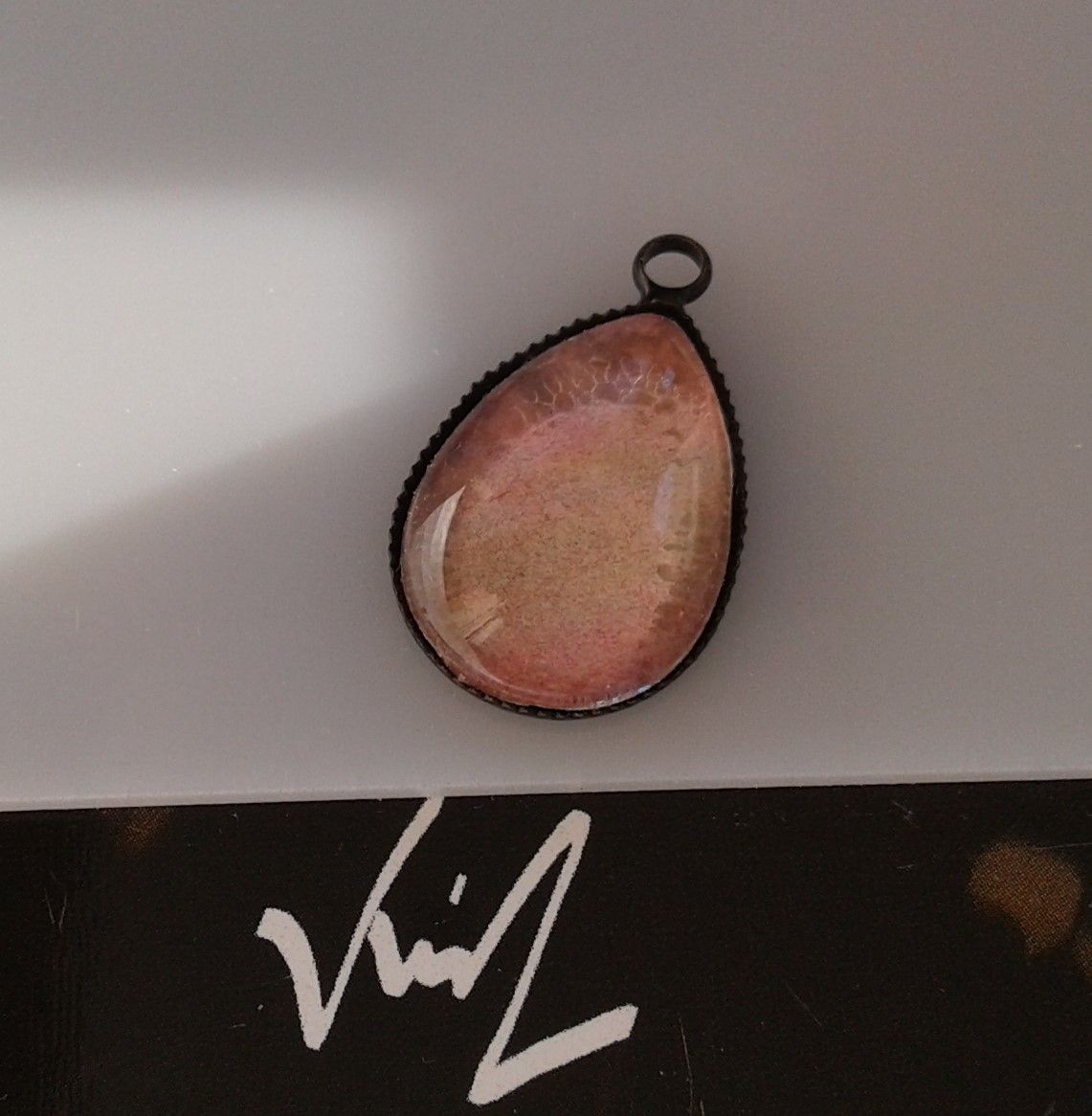 Fait mains en france, par artiste peintre,aquarelle originale isabelle k,rose,pendentif laiton noir,cabochon goutte 13x18mm,fourniture diy bijoux,boho bobo gothique,fashion punk,edouardien art deco,cadeau fete anniversaire,victorien baroque