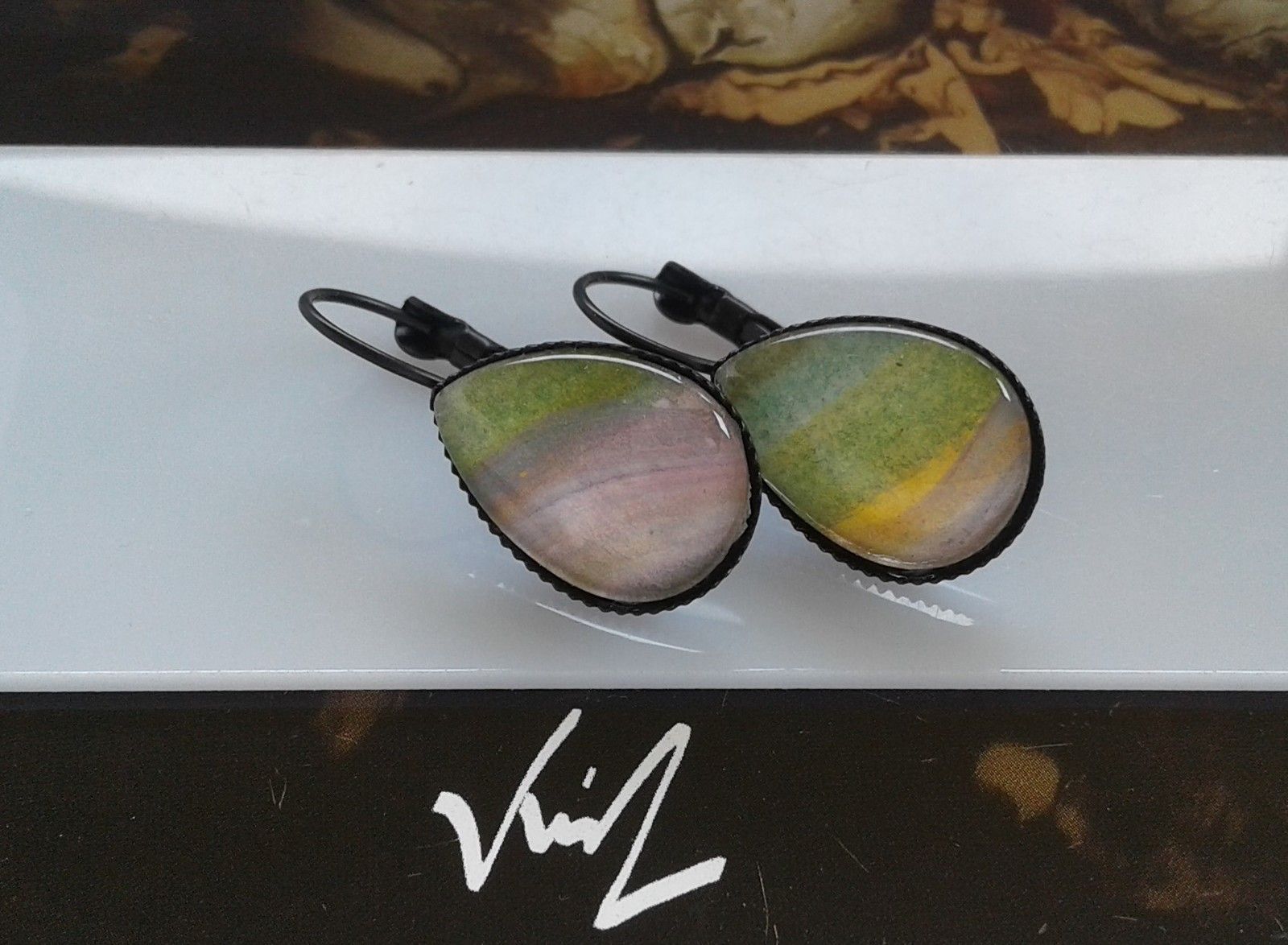 Fait mains en france, par artiste peintre,aquarelle originale isabelle k,vert bleu orange,rose violet,dormeuses laiton noir,cabochons gouttes 13x18mm,bijou femme fille,boho bobo gothique,mode fashion punk,edouardien contemporain,art deco moderne,cadeau fete anniversaire,victorien baroque