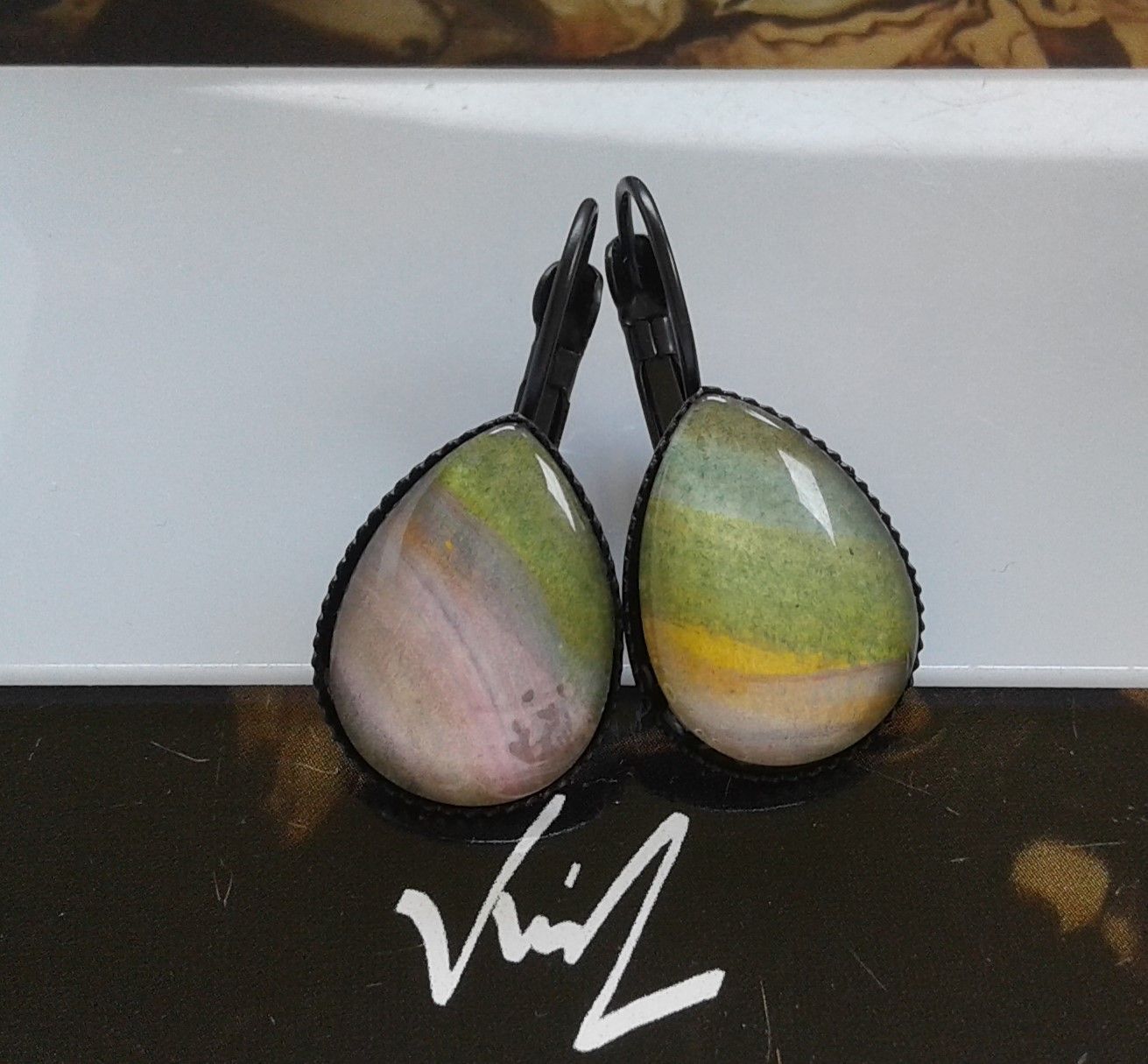 Fait mains en france, par artiste peintre,aquarelle originale isabelle k,vert bleu orange,rose violet,dormeuses laiton noir,cabochons gouttes 13x18mm,bijou femme fille,boho bobo gothique,mode fashion punk,edouardien contemporain,art deco moderne,cadeau fete anniversaire,victorien baroque