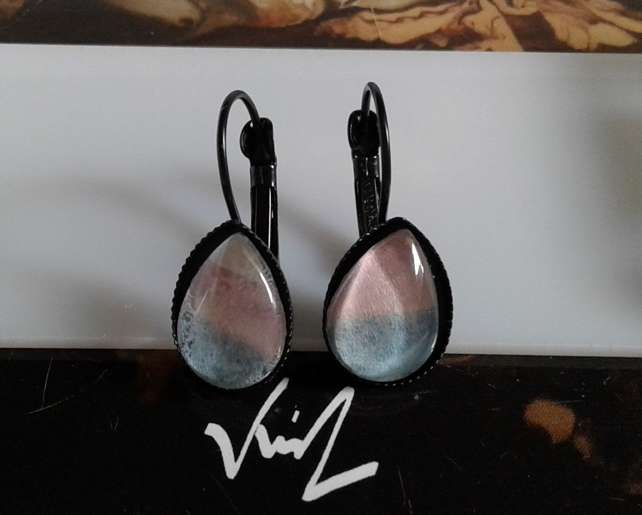 Fait mains en france, par artiste peintre,aquarelle originale isabelle k,bleu blanc rose,dormeuses laiton noir,cabochons goutte 10x14mm,boucles oreilles percées,bijou femme fille,boho bobo fantastique,gothique art deco art nouveau,baroque victorien rococo,cadeau fete anniversaire,art brut abstrait