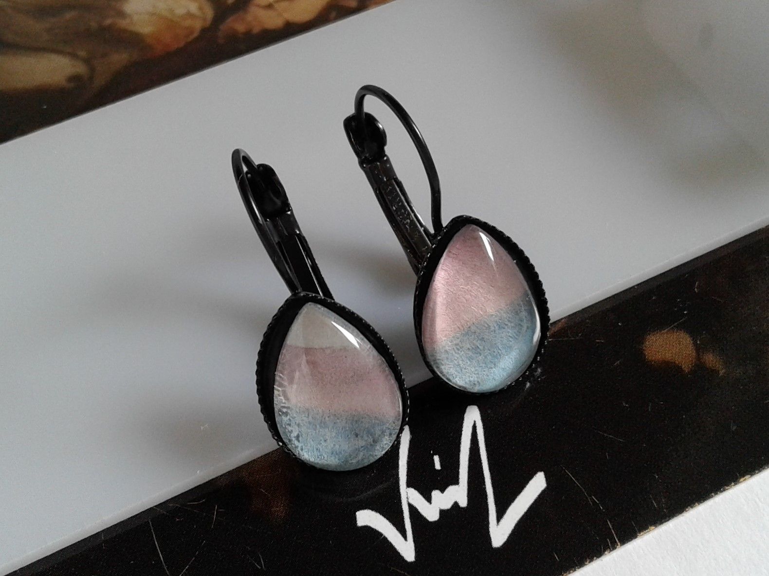 Fait mains en france, par artiste peintre,aquarelle originale isabelle k,bleu blanc rose,dormeuses laiton noir,cabochons goutte 10x14mm,boucles oreilles percées,bijou femme fille,boho bobo fantastique,gothique art deco art nouveau,baroque victorien rococo,cadeau fete anniversaire,art brut abstrait,fashion punk ethnique