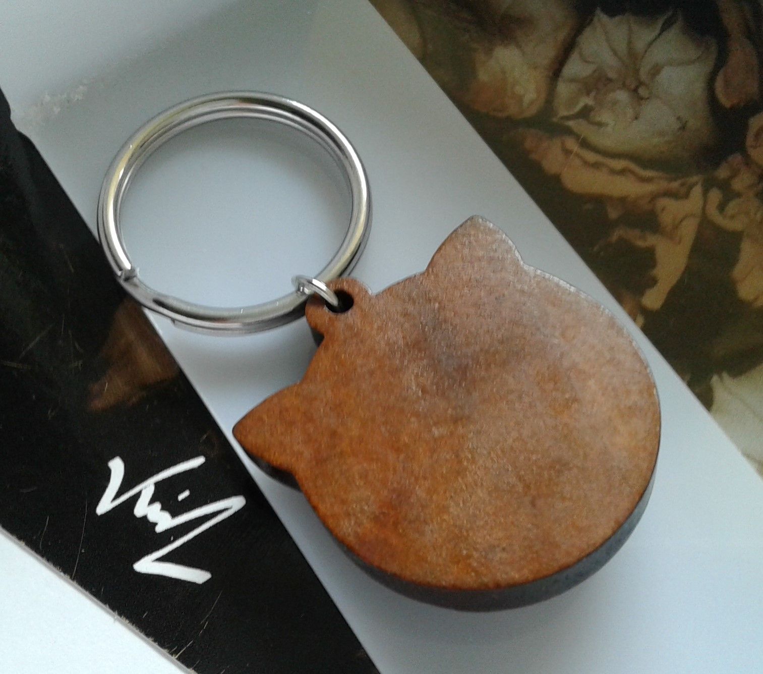 Fait mains en france, par artiste peintre,aquarelle originale isabelle k,orange bleu blanc,porte cle chat,bijou sac,bois acier inoxydable,cabochon rond 25mm,accessoire cle sac,boho bobo fantastique,gothique art deco art nouveau,baroque minimaliste animal,cadeau fete anniversaire,art brut abstrait moderne,fashion punk ethnique