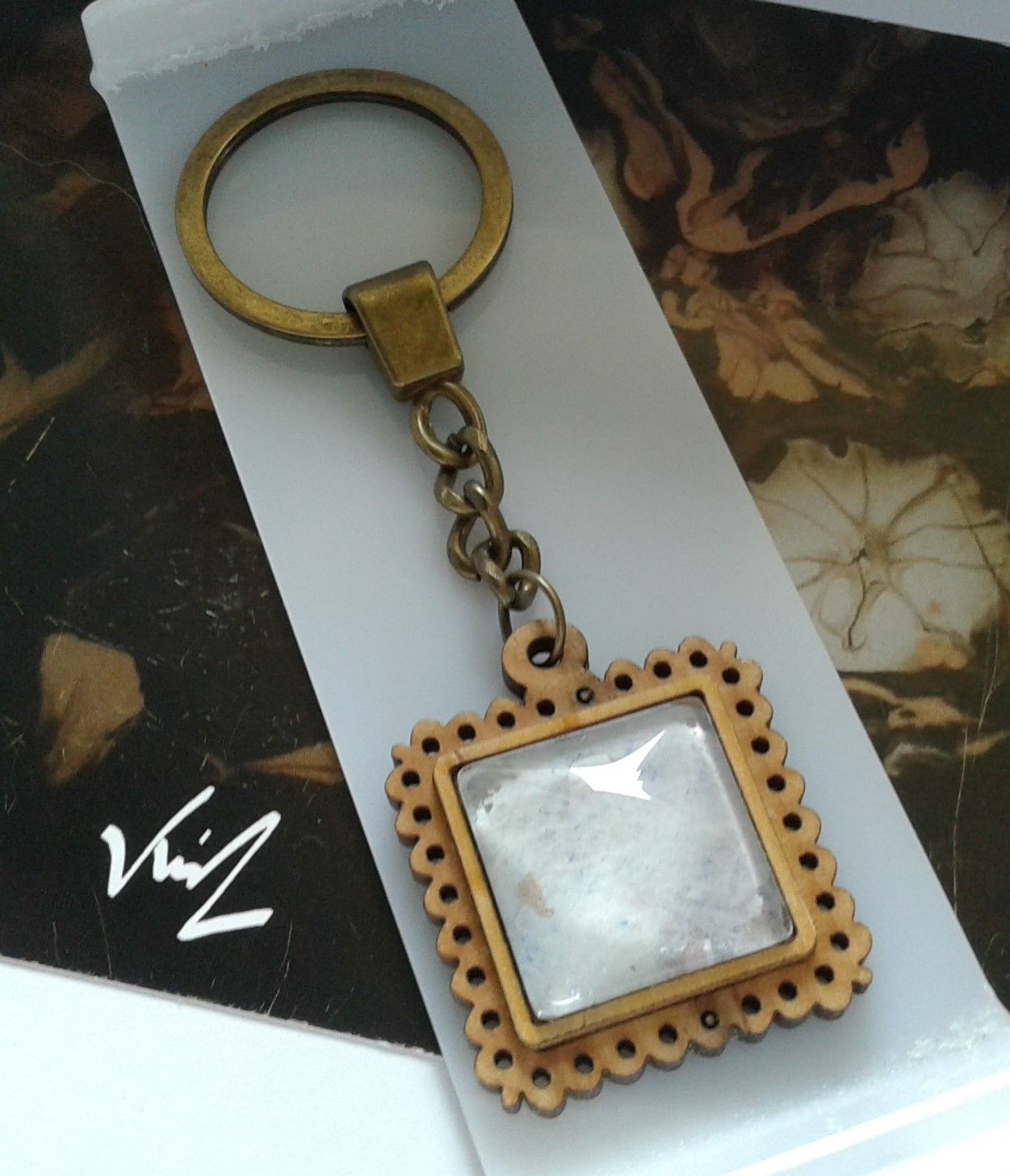 Fait mains en france, par artiste peintre,aquarelle originale isabelle k,bleu rouge mauve,porte cle bois,chaine laiton bronze,cabochon carré 20mm,accessoire cle sac,boho bobo fantastique,gothique art deco art nouveau,baroque victorien rococo,cadeau fete anniversaire,abstrait,fashion punk ethnique