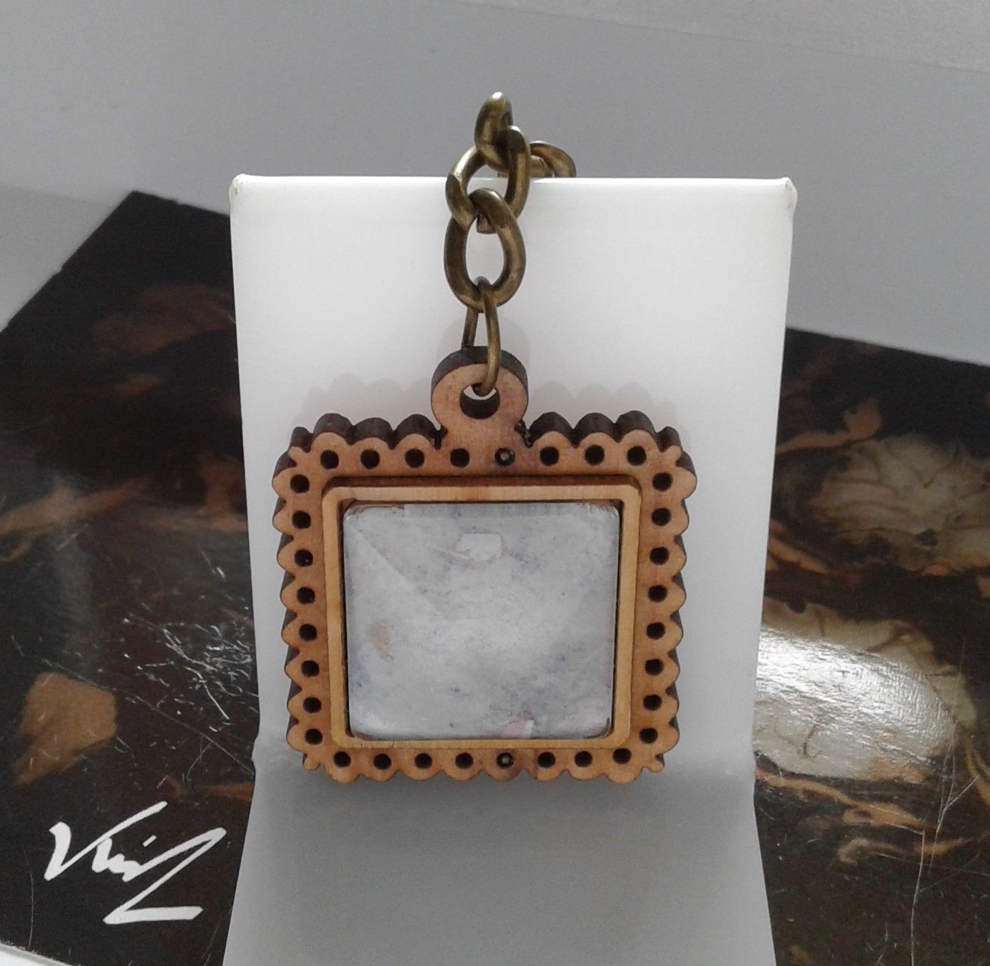 Fait mains en france, par artiste peintre,aquarelle originale isabelle k,bleu rouge mauve,porte cle bois,chaine laiton bronze,cabochon carré 20mm,accessoire cle sac,boho bobo fantastique,gothique art deco art nouveau,baroque victorien rococo,cadeau fete anniversaire,abstrait,fashion punk ethnique