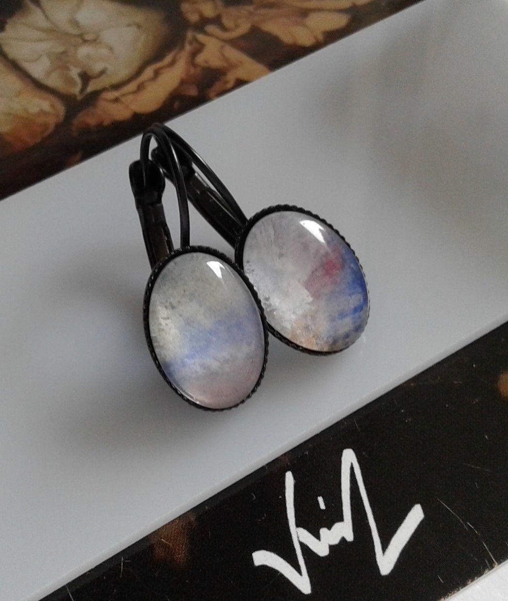 Fait mains en france, par artiste peintre,aquarelle originale isabelle k,bleu blanc rouge,dormeuses laiton noir,cabochons ovales 10x14mm,,bijou femme fille,boho bobo fantastique,gothique art deco art nouveau,baroque victorien rococo,cadeau fete anniversaire,abstrait,fashion punk ethnique