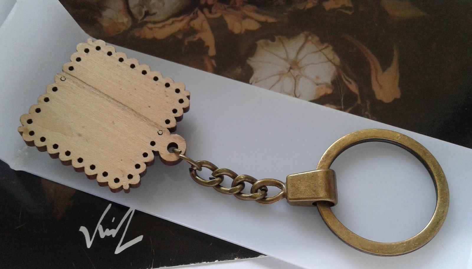 Fait mains en france, par artiste peintre,aquarelle originale isabelle k,bleu rouge mauve,porte cle bois,chaine laiton bronze,cabochon carré 20mm,accessoire cle sac,boho bobo fantastique,gothique art deco art nouveau,baroque victorien rococo,cadeau fete anniversaire,abstrait,fashion punk ethnique