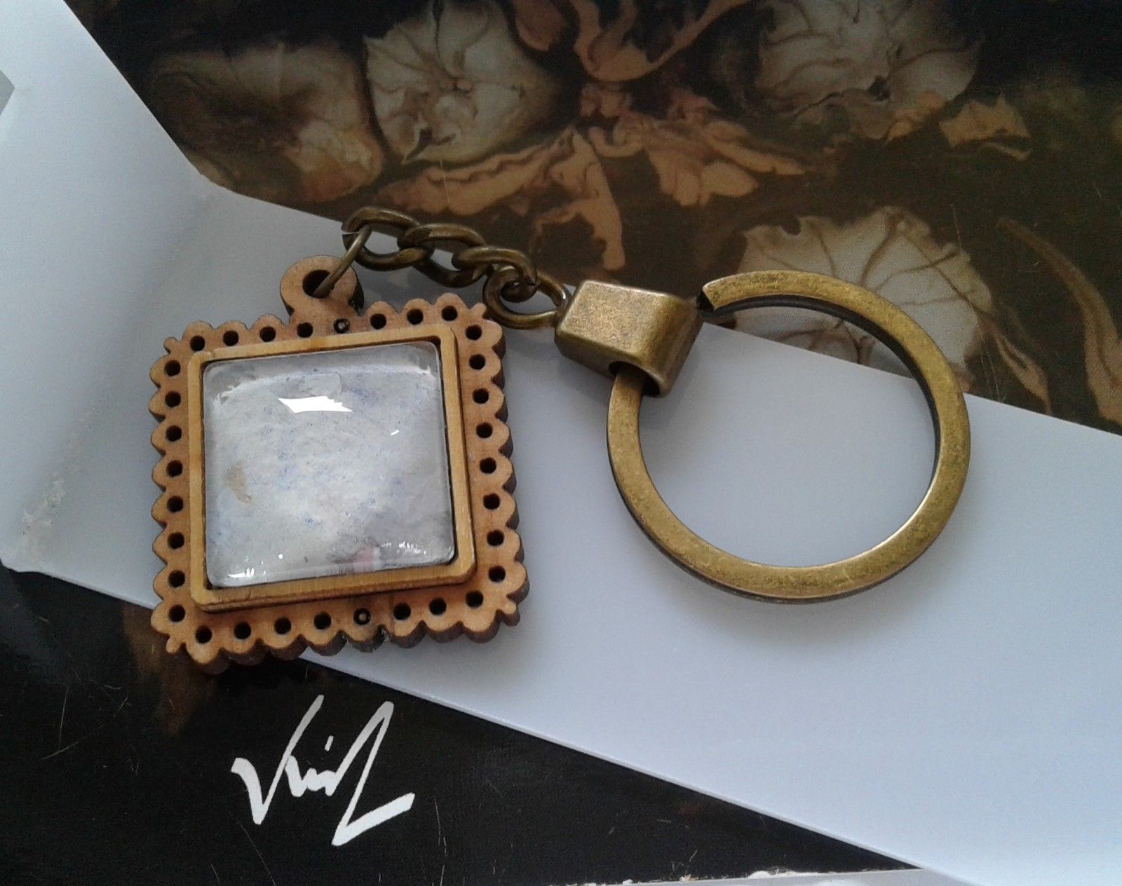 Fait mains en france, par artiste peintre,aquarelle originale isabelle k,bleu rouge mauve,porte cle bois,chaine laiton bronze,cabochon carré 20mm,accessoire cle sac,boho bobo fantastique,gothique art deco art nouveau,baroque victorien rococo,cadeau fete anniversaire,abstrait,fashion punk ethnique